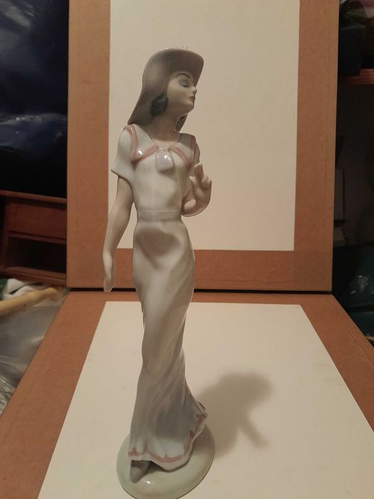 Estatueta " Mulher com chapéu "