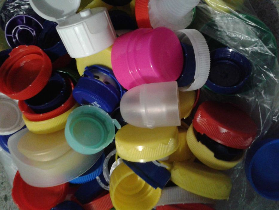 nakrętki, zakrętki plastikowe