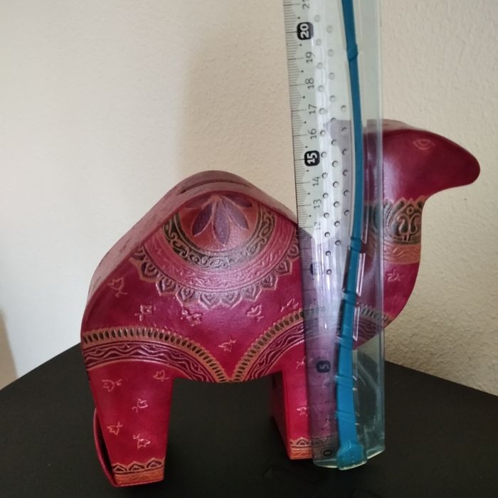 Tupperware/mealheiro em pele