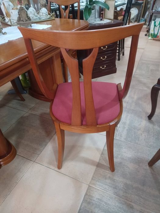 Mesa e cadeiras em cerejeira
