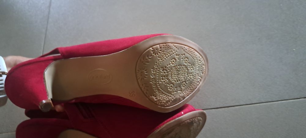 Piękne czerwone buty na obcasie-nowe