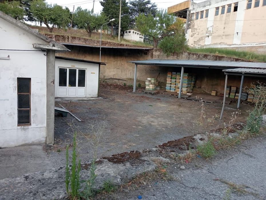 Alugo / vendo armazém situado no Cachao a 10 minutos de Mirandela