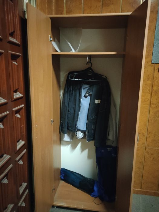 Невелика шафа для одягу