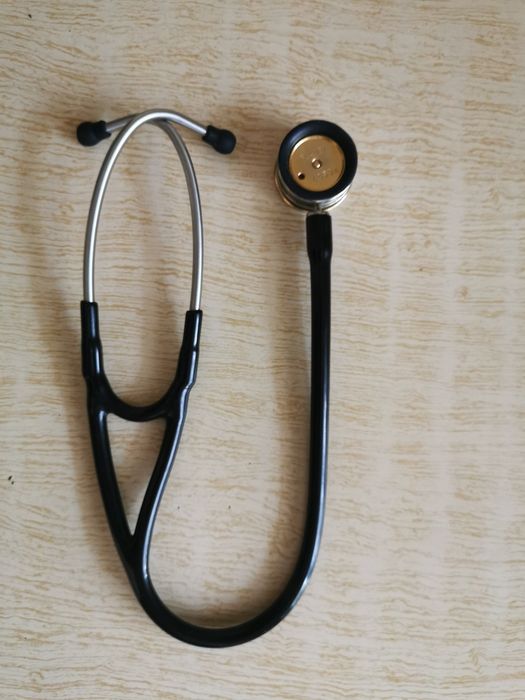 Фонендоскоп з покритиям дорогоцінного металу.