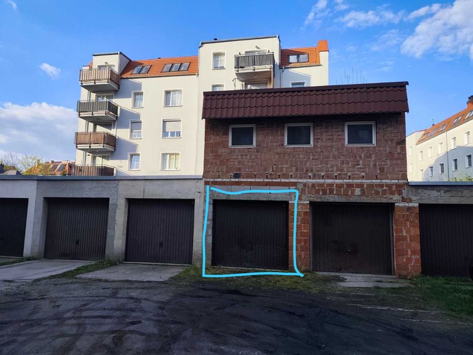 Garaz murowany w centrum Brzegu