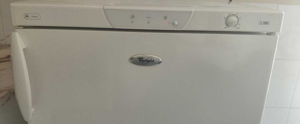 Arca congeladora vertical Whirlpool