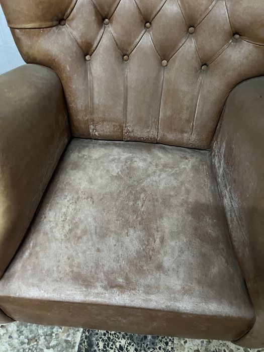 Sofá em pele castanho