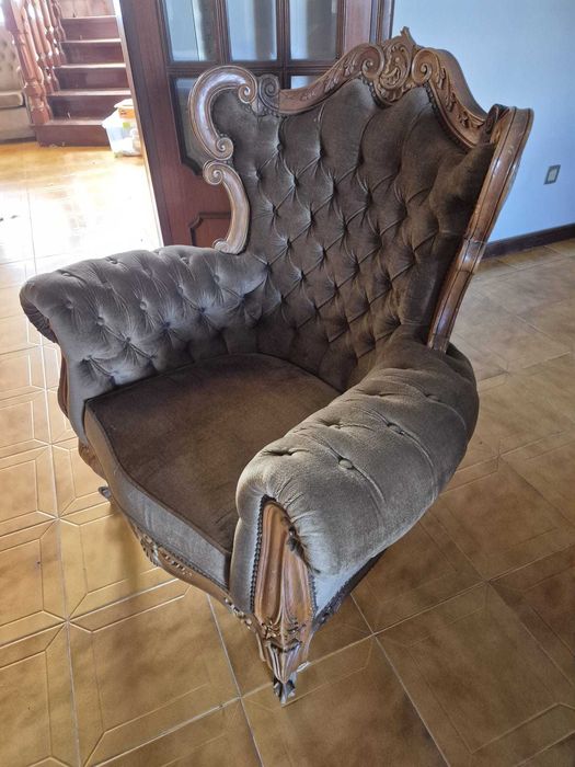 Conjunto sofá e poltronas estilo clássico