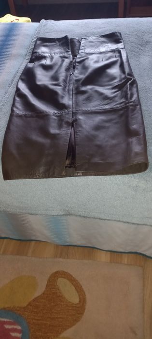 Saia em couro em cor castanho
