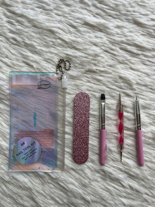 zestaw pędzelków do paznokci