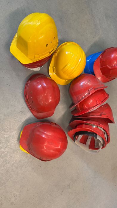 Lote de capacetes de segurança das obras