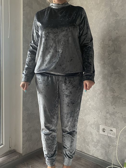 Костюмы женские одним лотом