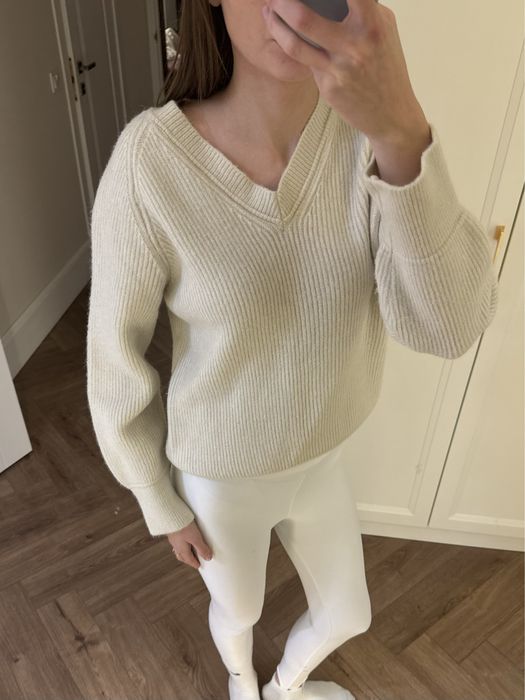 Жіночий бежевий в’язаний светр з V-подібним вирізом