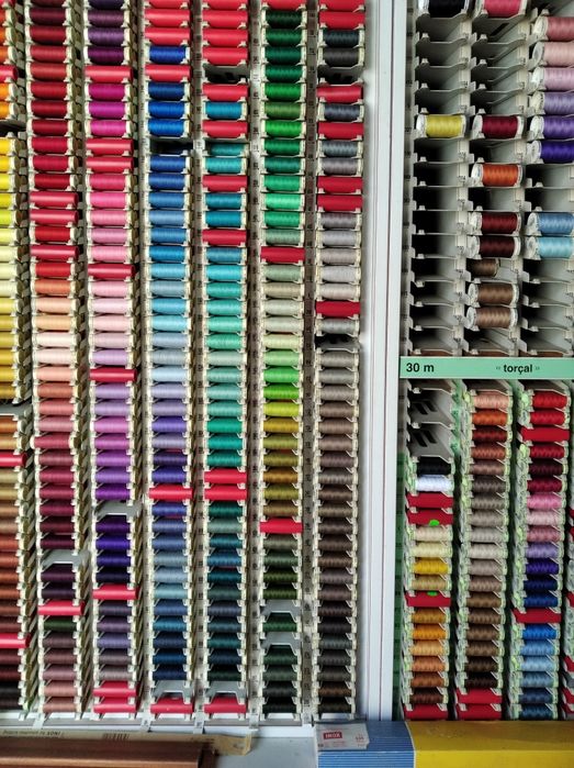 Linhas e botoes ,lasticos,fechos,agulhas