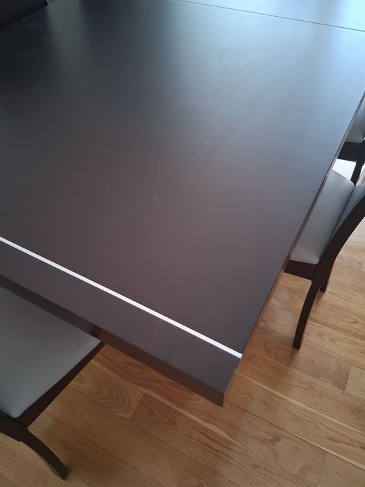 Vendo mesa (180×90) com 6 cadeira estufadas.  É  extensível até 2.68 m