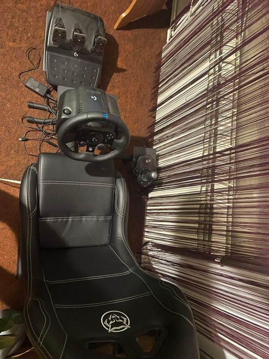 Fote gamingowy z kierownica logitech