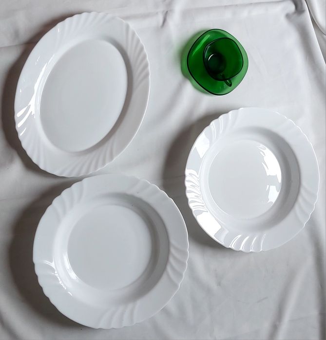 Travessas e pratos de servir