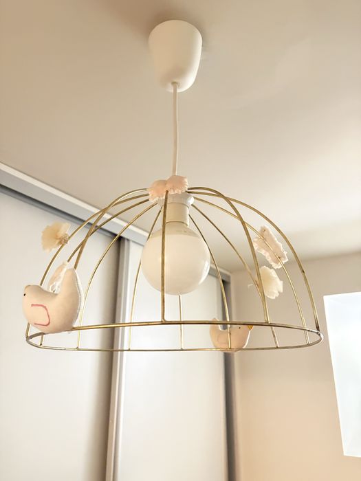 Candeeiro de metal dourado com apliques rosa