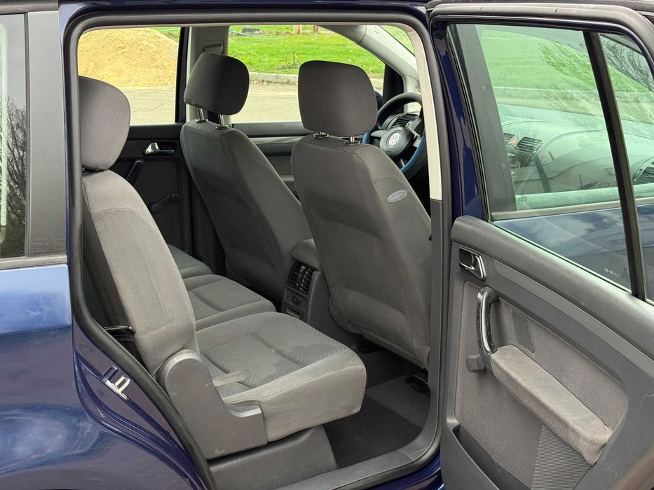 Продам VOLKSWAGEN Touran 2004р 1.6бенз 7-мест