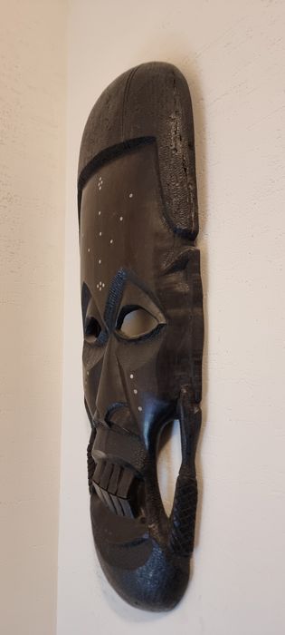 Duża afrykańska maska drewniana – rękodzieło, unikatowa dekoracja