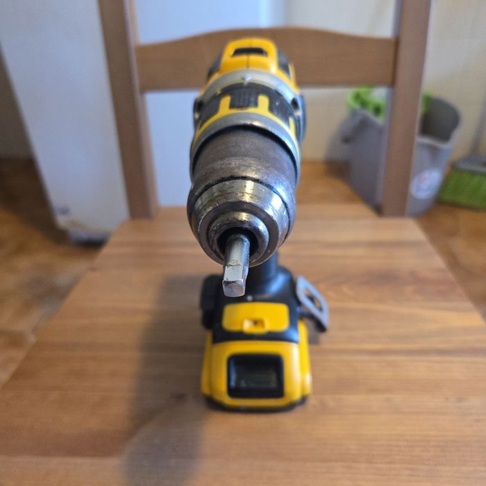Aparafusadora DeWalt DCD795