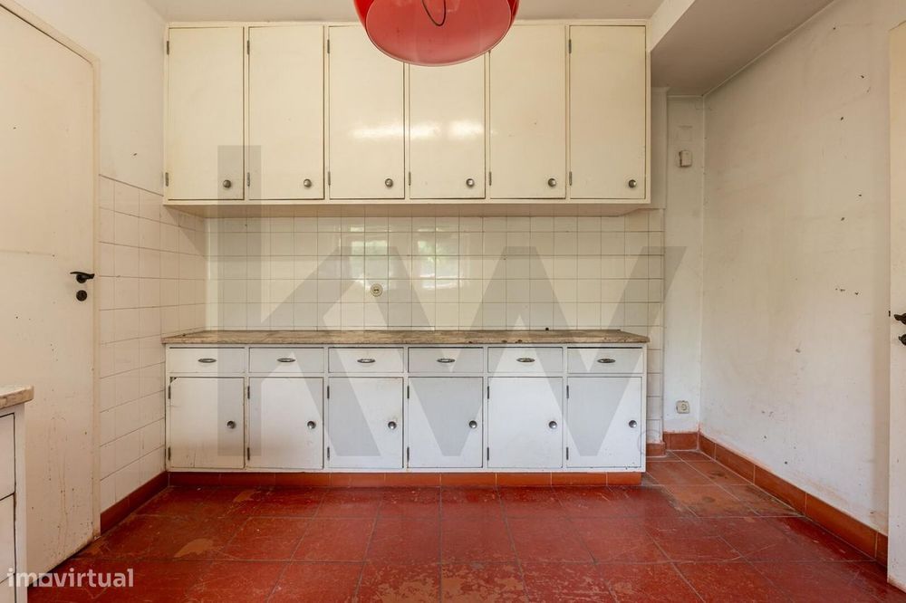 Moradia no Restelo para remodelação, com vista rio/mar, varandas espaç