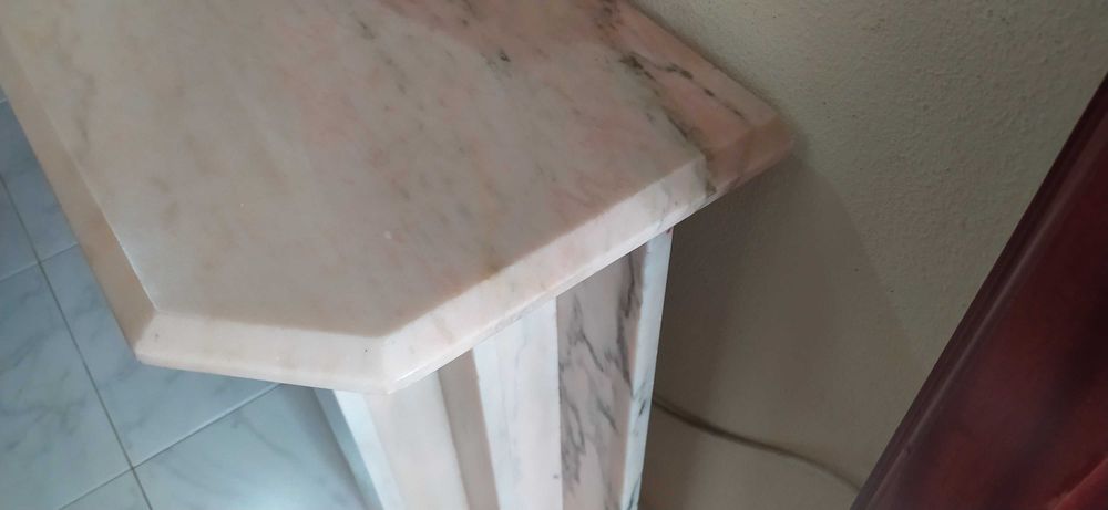 Aparador em mármore, rosa e cinza