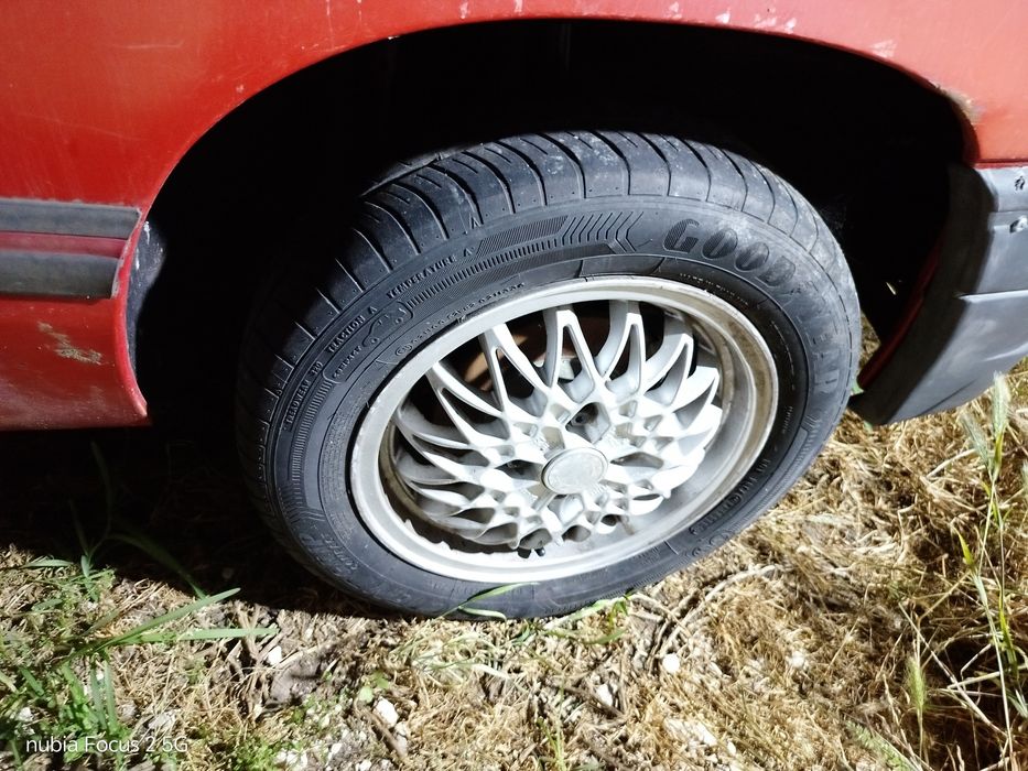 Jantes especiais  com peneus 165.65.14  ainda muito bons. 4x100  jantes de Opel corsaA