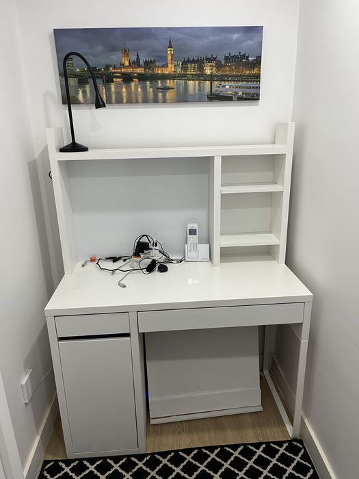 Mesa de escritório com apoio