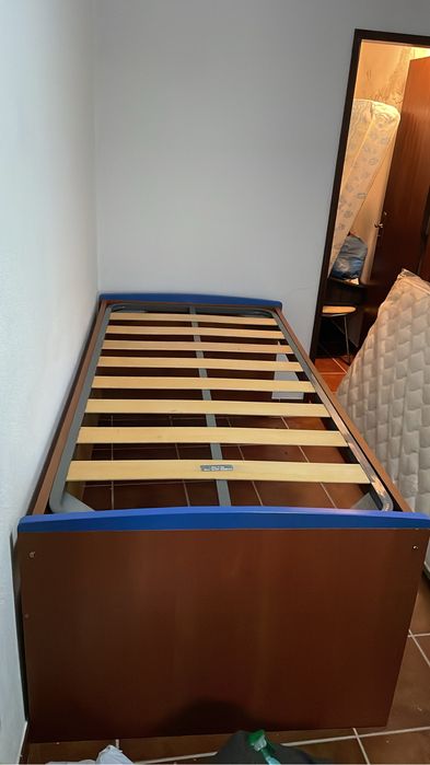 Cama dupla com 2 gavetas de arrumação