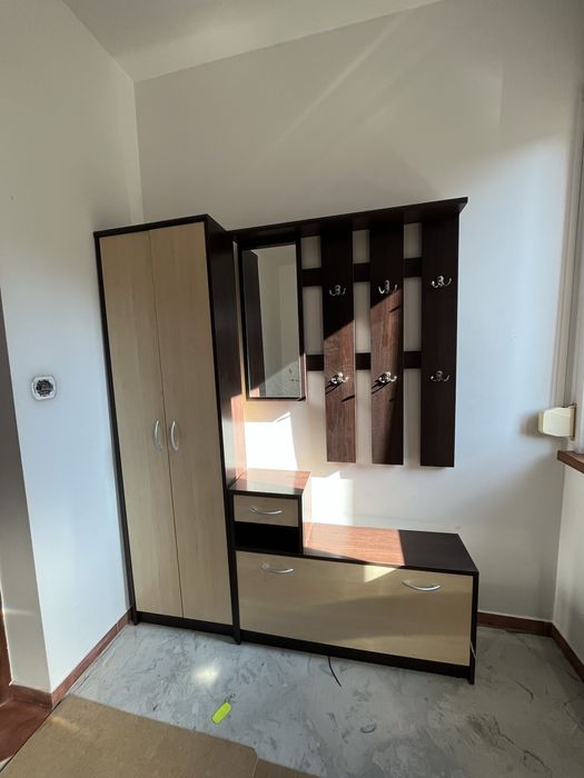 Szafka z komoda za buty,ma wieszkaki i lustro,ma szfakę i półkę.