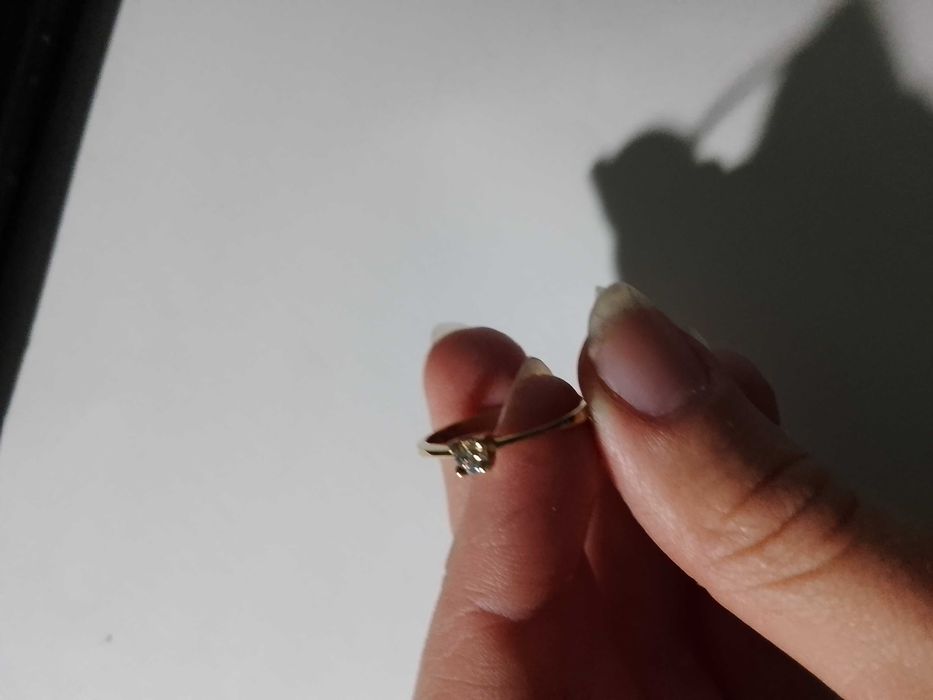 Золота каблучка з діамантом