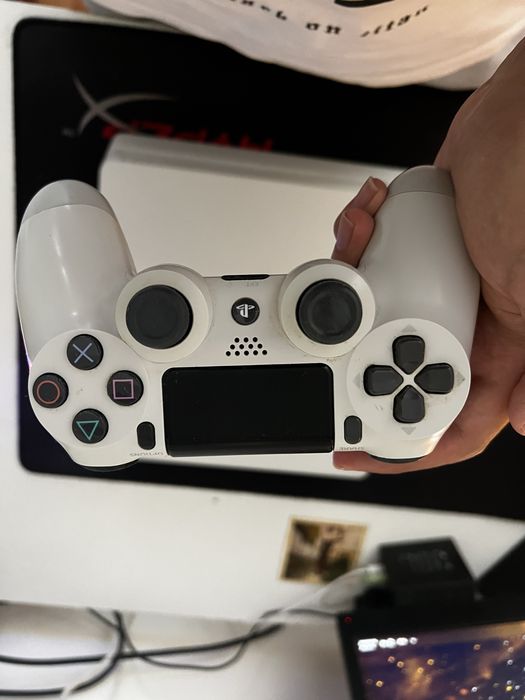 Playstation 4 branca com comando e caixa