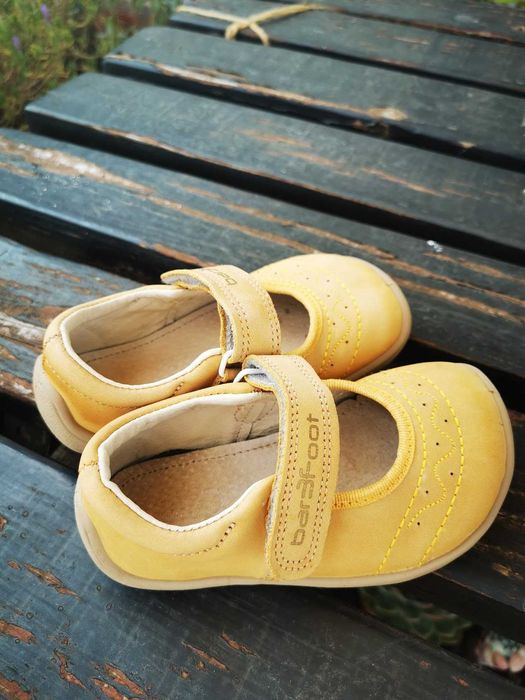 sapatos amarelos criança tamanho 25 bar3foot em caixa