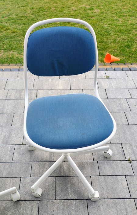 Dwa krzesła obrotowe