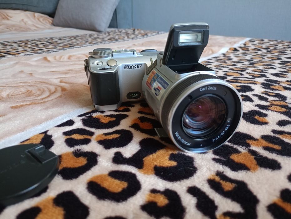 Винтажная цифровая камера Sony DSC-f717