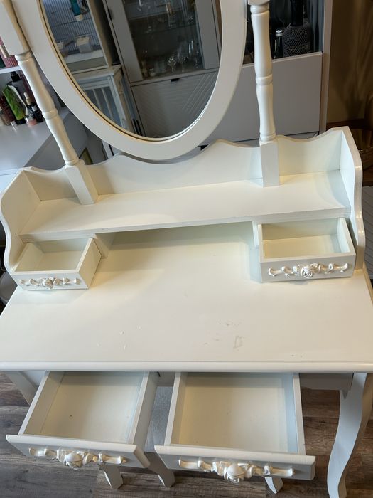 Toaletka biala z krzeselkiem