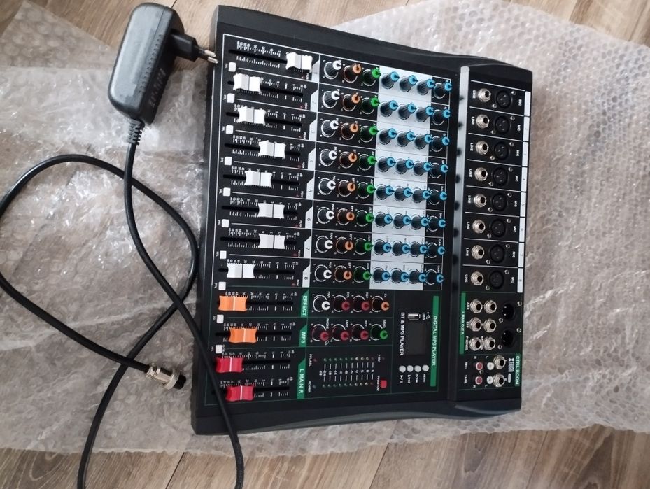 8 kanałowy audio mikser