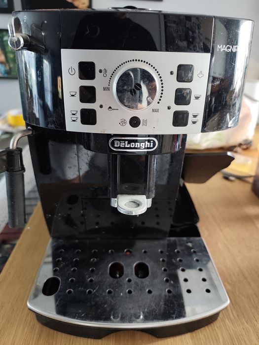 Niezawodny ekspres do kawy DeLonghi Magnifica S ECAM (Czarny)
