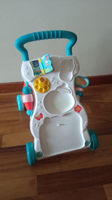 Andador interativo. Ajuda primeiros passos