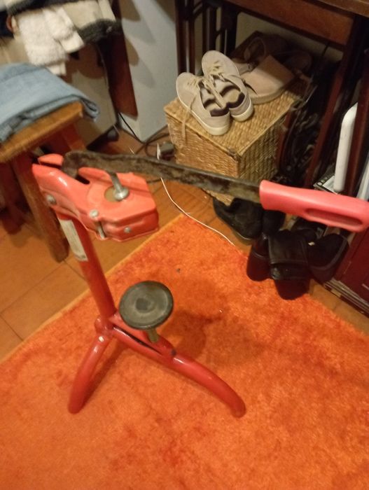 Engarrafador de garrafas de tripé