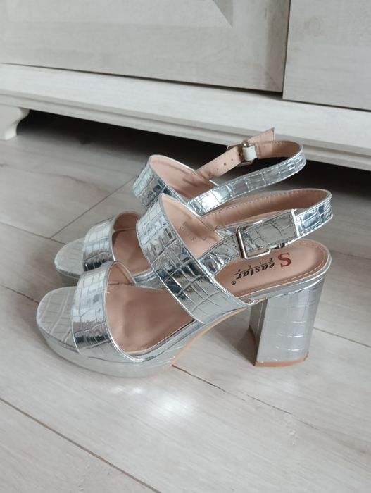 Sandałki na obcasie