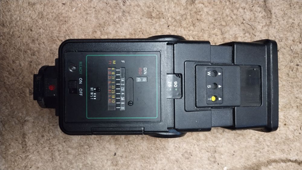 Фотовспышка в отличном состоянии.