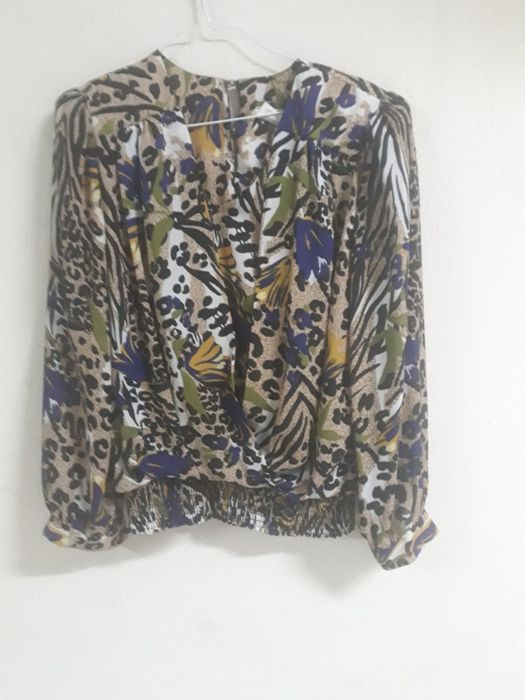 Fato,  composto por blusa e  saia.