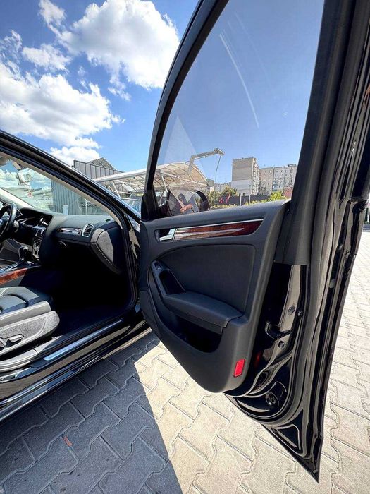 Автомобіль Audi A4 B8