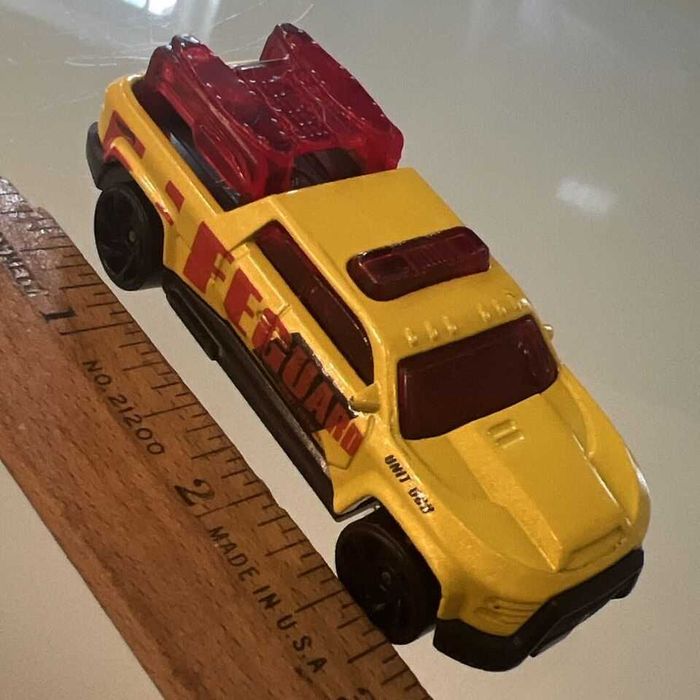 Hot Wheels Surf Duty Yellow HW Rescue 1/64