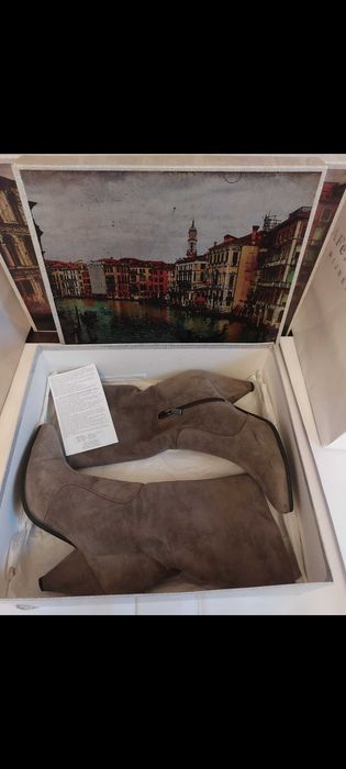 Zamszowe capuccino-beżowe botki Marki Venezia