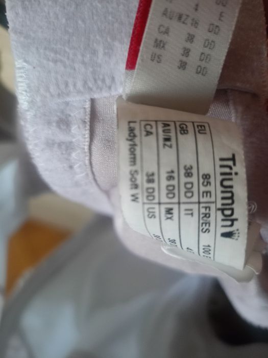 85 E biustonosz Triumph