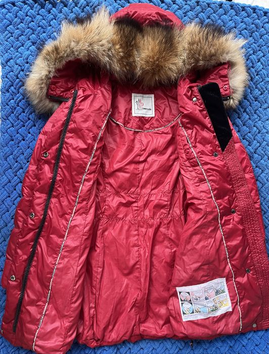 Жіночий пуховий плащ Moncler червоного кольору