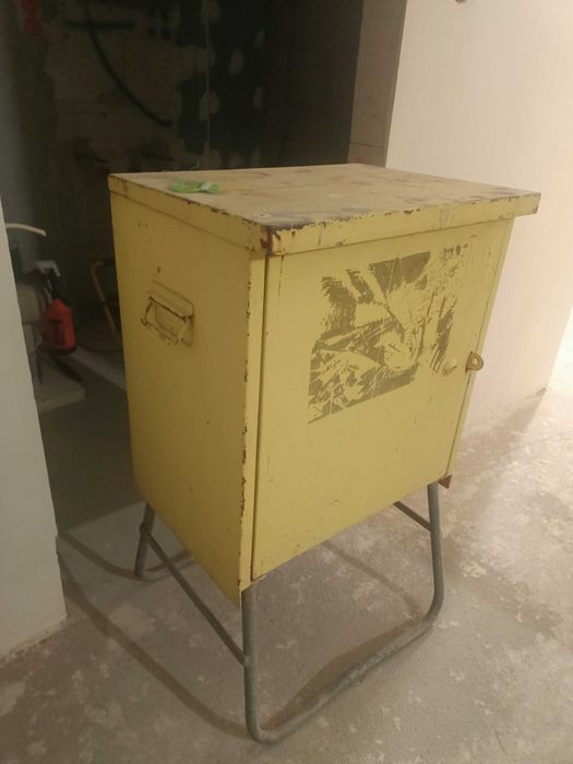 Skrzynka metalowa budowlana